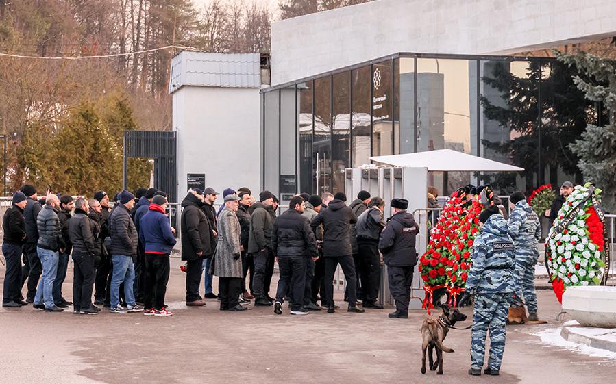 Проститься с Арменом Саркисяном пришли десятки человек