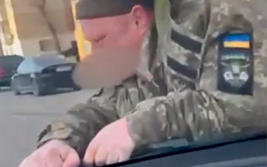 В Днепре водитель прокатил сотрудника военкомата на капоте. Видео