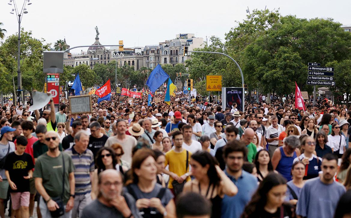 Появились кадры протестов против массового туризма в Барселоне