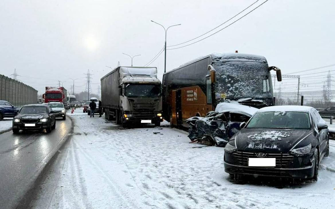 На трассе М-4 Дон произошло шесть аварий с участием 13 автомобилей