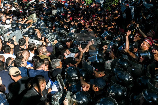 На протестах в Армении пострадали более 100 человек. Фотогалерея