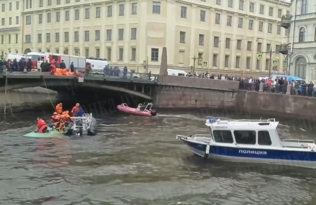 В центре Петербурга автобус с пассажирами упал в реку