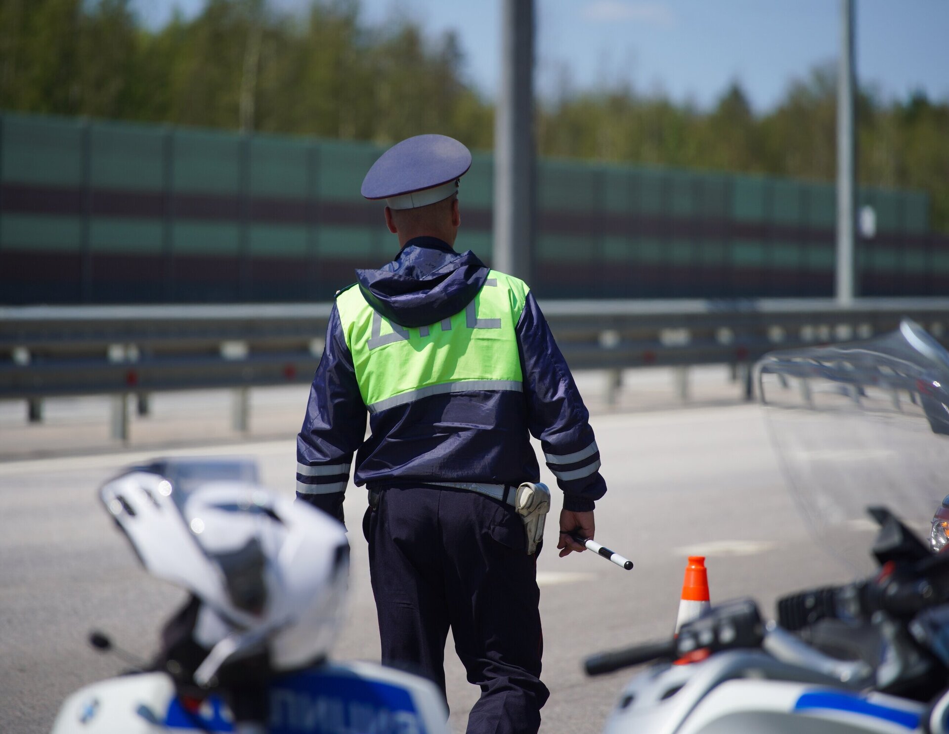 В Красноярске мужчина сломал ногу полицейскому во время проверки документов