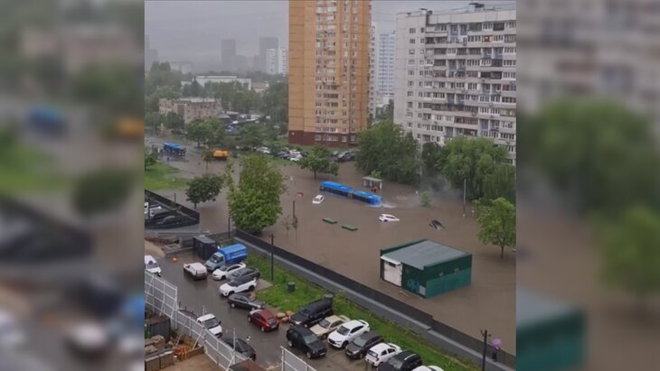 Дептранс: в Москве автобус попал в скопление воды