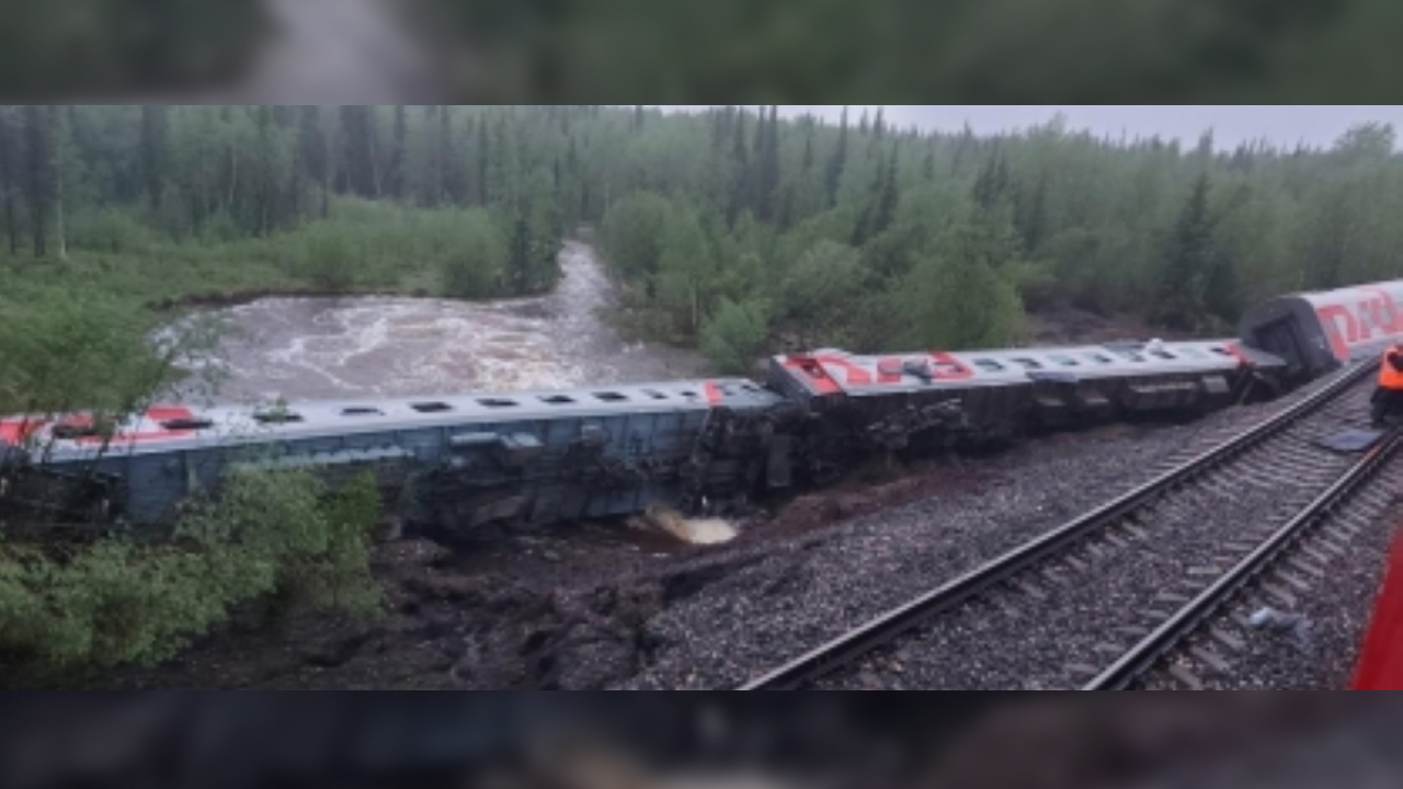 РЖД: на месте крушения поезда Воркута  Новороссийск нашли тела двух человек