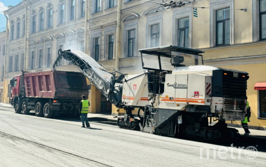 Рабочую технику пригнали на одну из самых старых улиц Петербурга. Скоро там исчезнут ямы и трещины