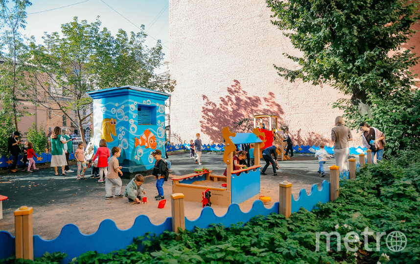 Детская площадка в одном из центральных дворов Петербурга стала интереснее и безопаснее