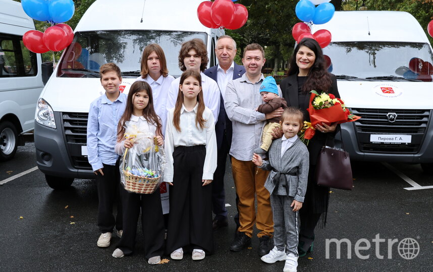 Многодетным петербургским семьям подарили новые микроавтобусы от города