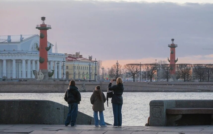 Днём тепло и сухо, вечером — туманно. Какая погода ждёт Петербург в четверг