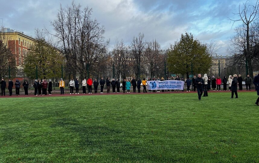 Гимназия №166 в Петербурге получила новое футбольное поле