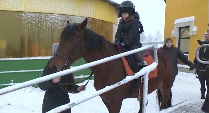 Для детей участников СВО провели новогоднее шоу в конно-спортивном клубе Петербурга