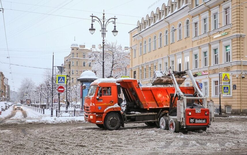 Без вреда для экологии: в Петербурге протестируют электрокары для уборки снега