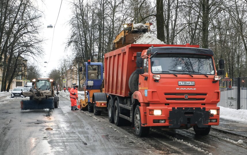 Почти 300 тысяч кубов снега вывезли с улиц Петербурга за прошлую неделю