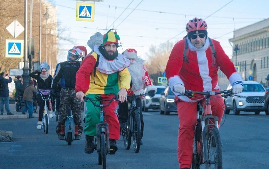 Велопарад Дедов Морозов и Снегурочек прошел в Петербурге