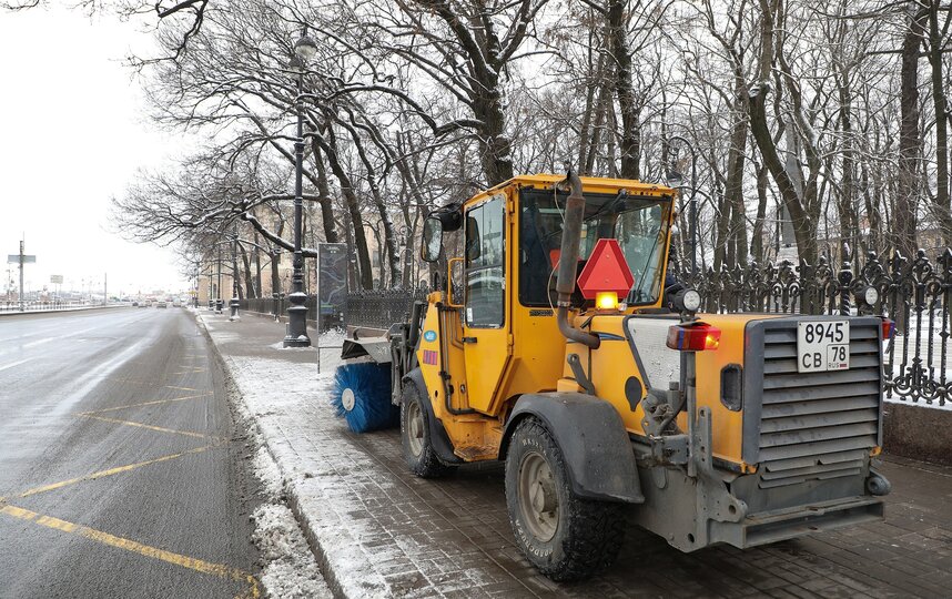 Почти 30 тысяч кубов снега вывезли из Петербурга за неделю