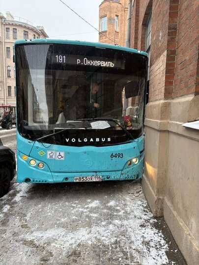 Лазурный автобус врезался в дом на Чкаловском проспекте в Петербурге