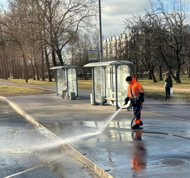 В Петербурге дорожники за неделю помыли более 700 остановочных павильонов