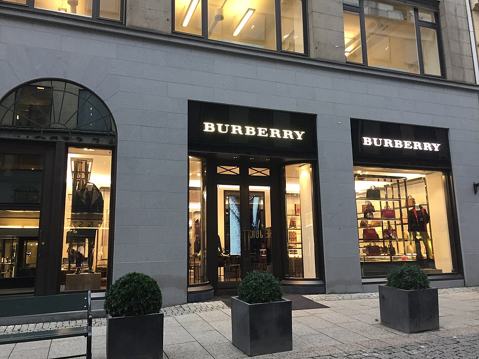 Акции Burberry упали на 16% после публикации предупреждения о прибыли и смене генерального директора