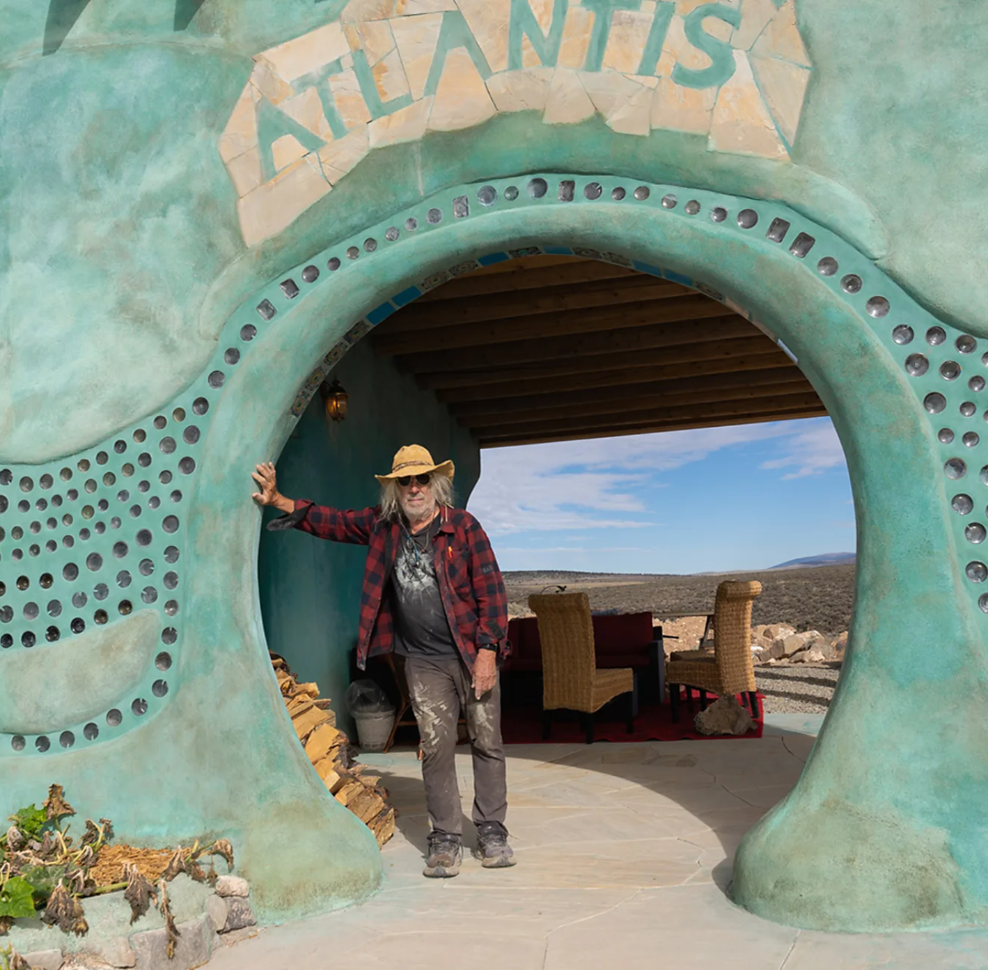 Посмотрите на дома из мусора движения Earthship, которые стали популярны во всем мире благодаря нулевым выбросам