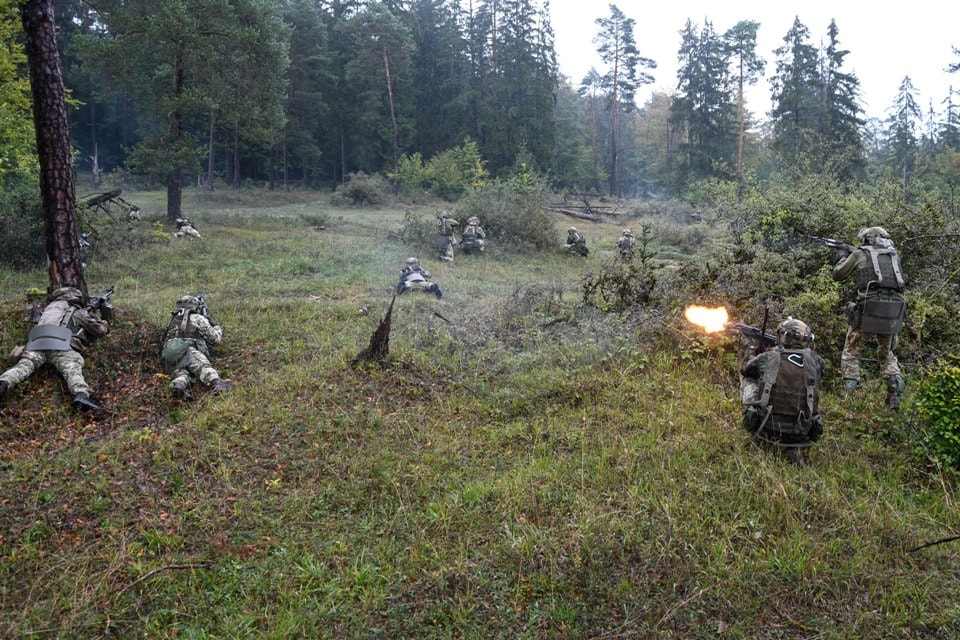 Горит превосходно: Появилось видео уничтожения военной техники ВСУ в Курской области