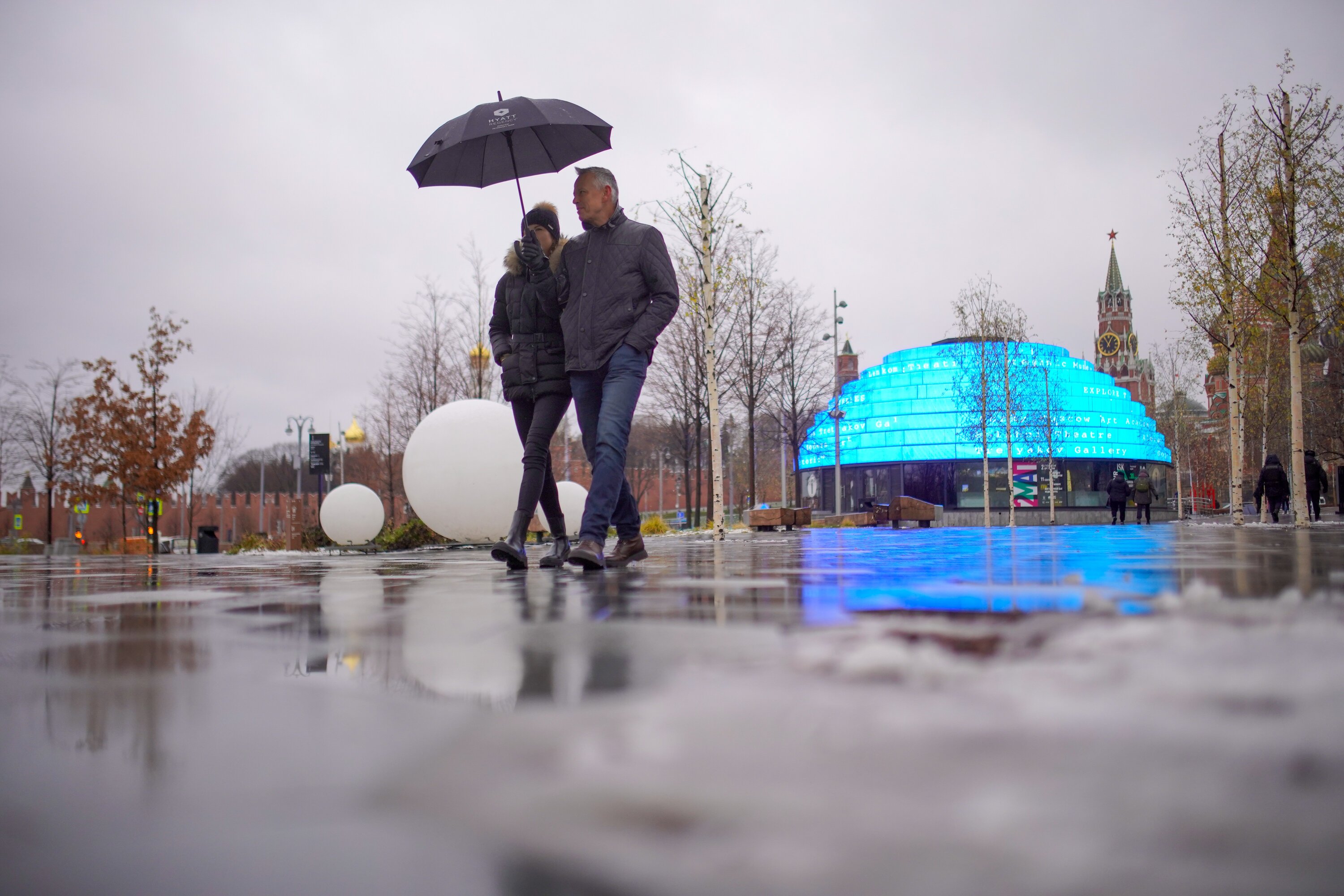 Во сколько начнется дождь в москве сегодня. Дождь в Москве. Москва в дождливую погоду. Весенняя Москва. Дождь со снегом в Москве.