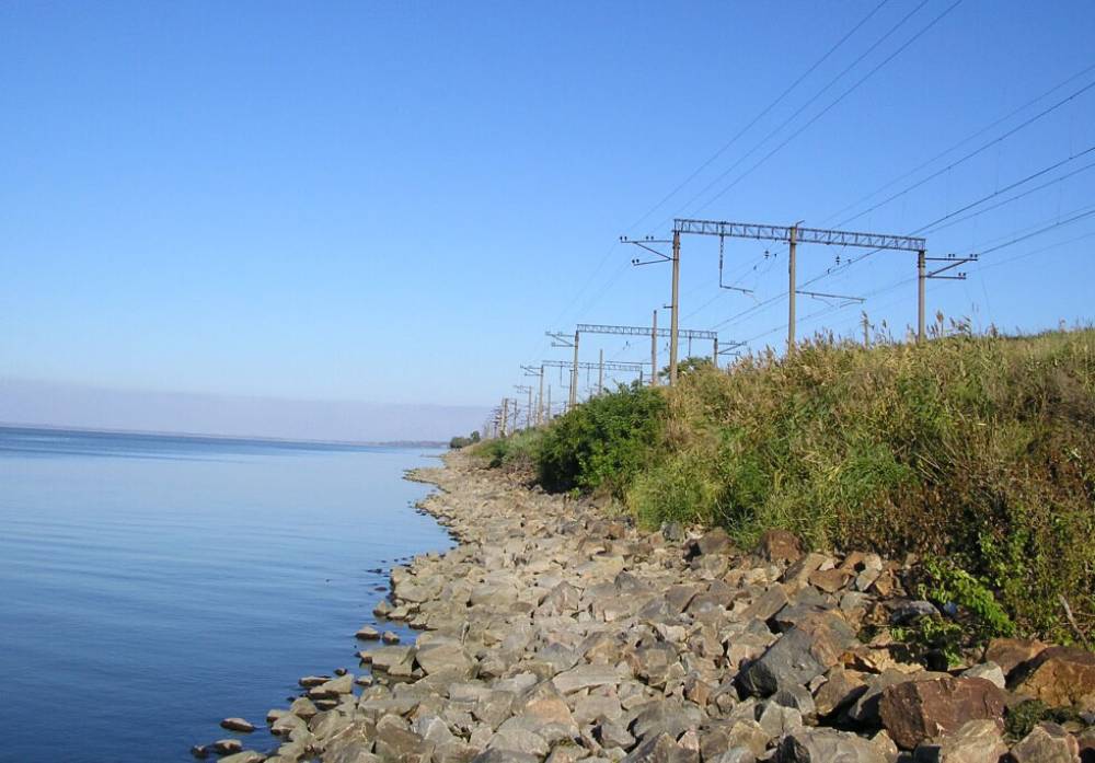 Каховское водохранилище фото. Каховское водохранилище Никополь. Каховское водохранилище Энергодар. Дамба Каховского водохранилища. Каховская ГЭС водохранилище.