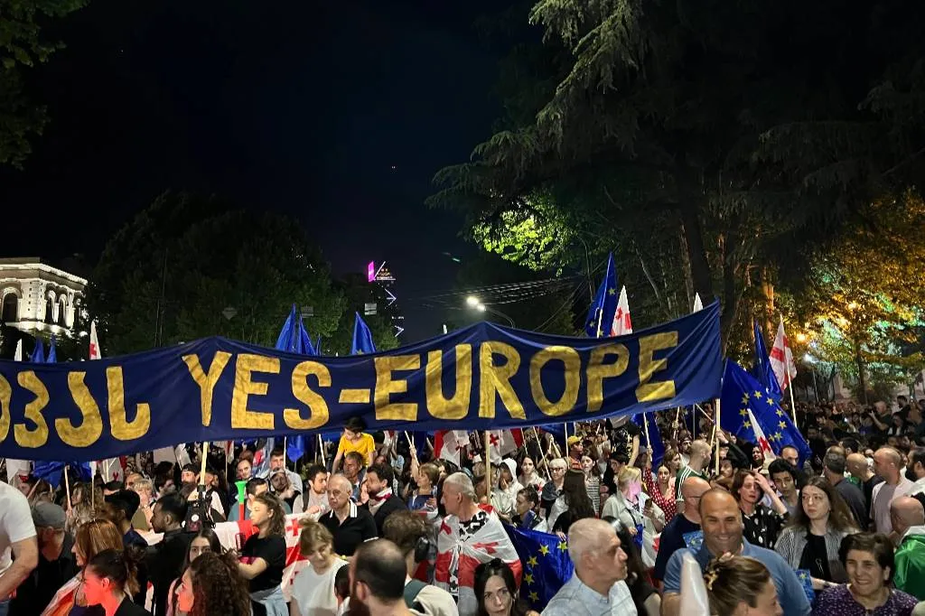 В Тбилиси на очередном митинге начались стычки демонстрантов с полицией