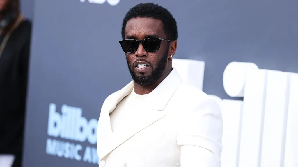 Бил ногами: Всплыло видео нападения P. Diddy на подругу, которое он скрывал 8 лет