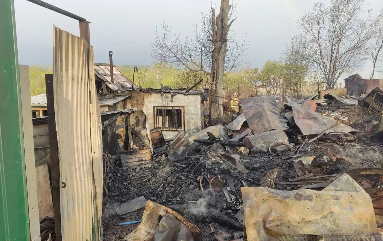 На Сахалине загорелись дачи на площади более двух тысяч квадратов