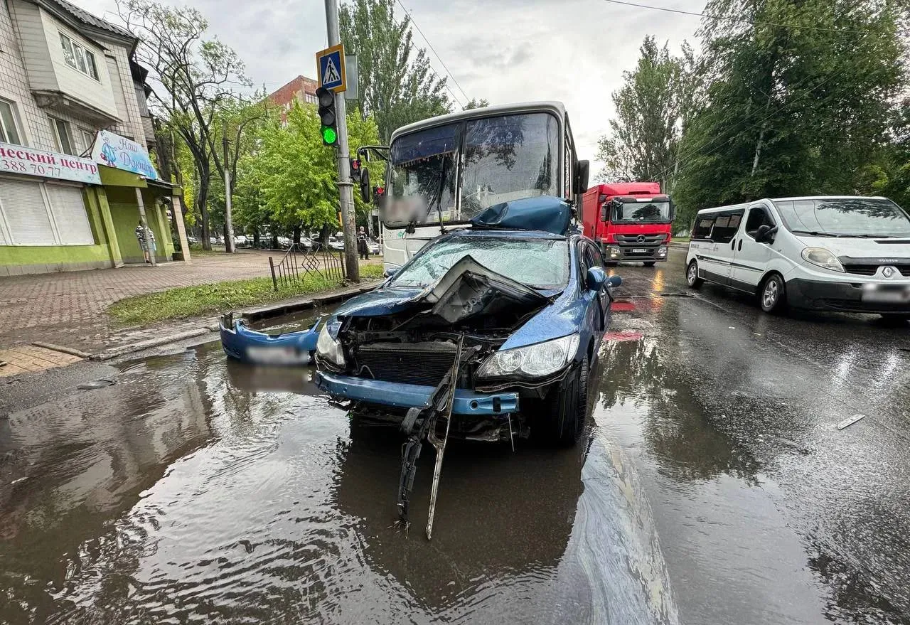 Автобус смял японскую легковушку в Макеевке, пострадало семь человек