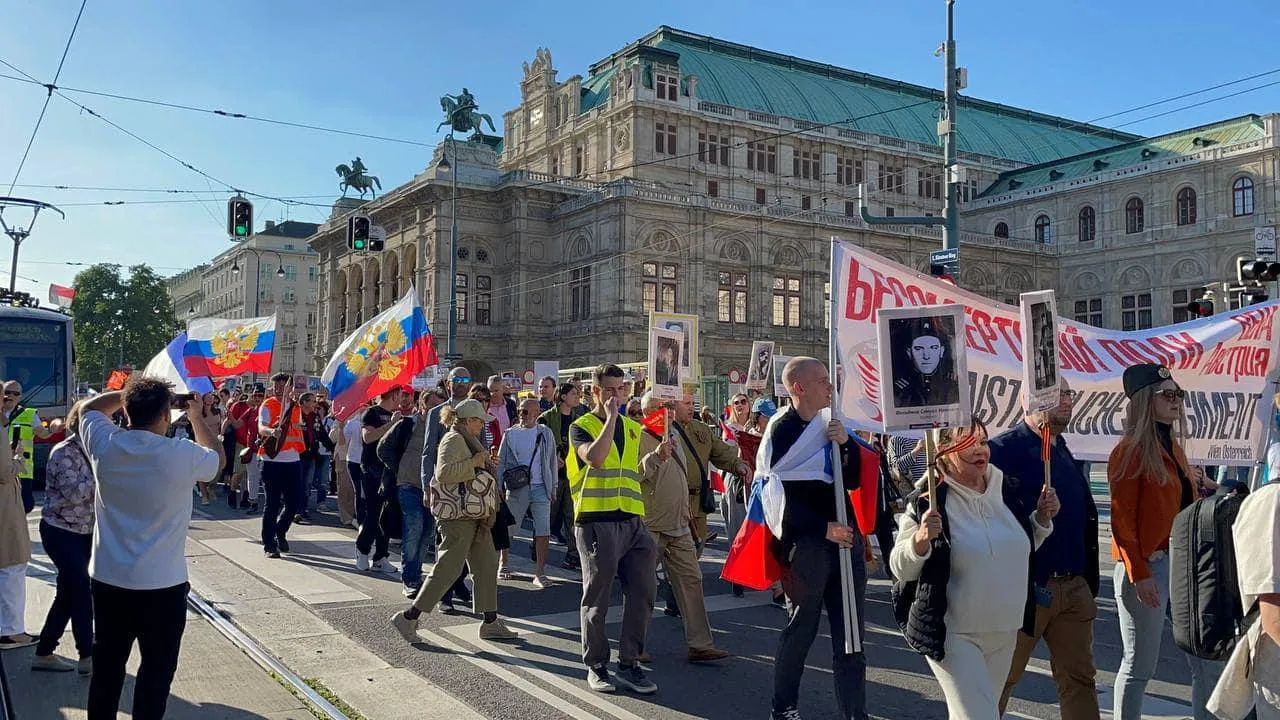 В Вене провокаторы с флагами Украины хотели помешать шествию 'Бессмертного полка'