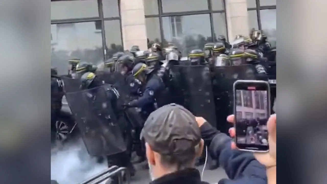 В Париже толпы митингующих вышли против правой партии 'Национальное объединение'