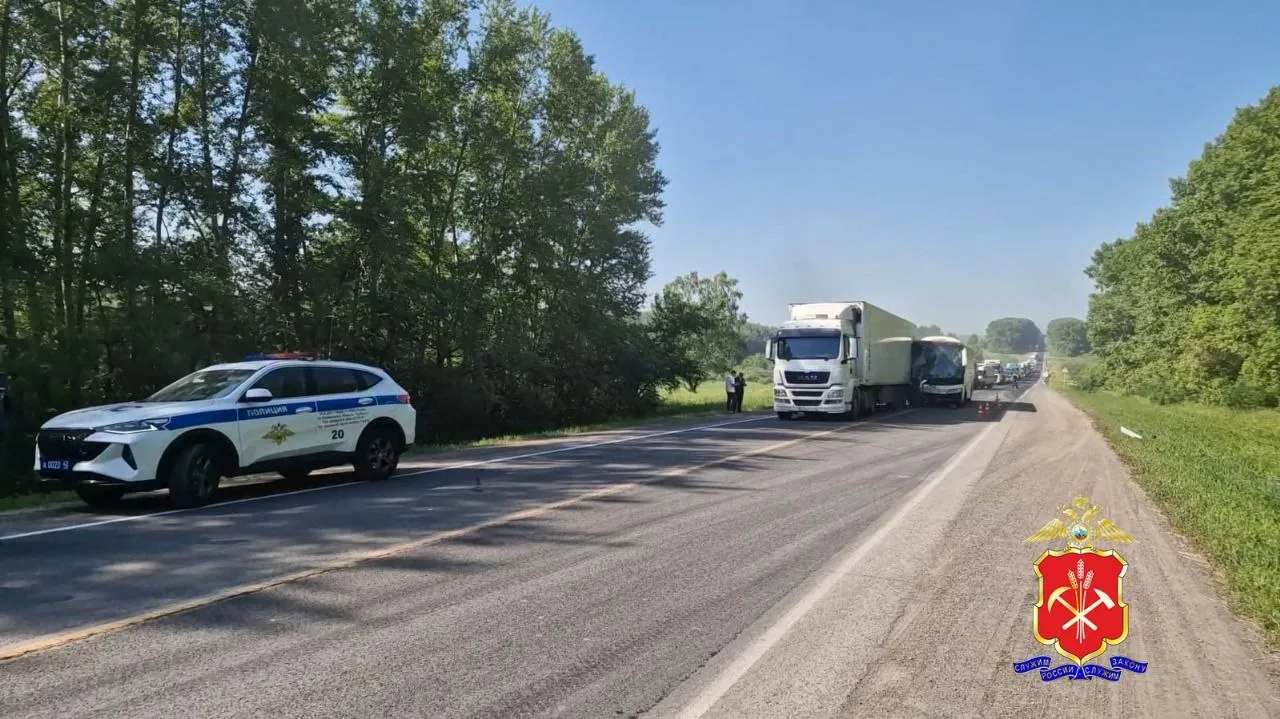 Три ребёнка и 14 взрослых пострадали в жутком ДТП с автобусом в Кузбассе