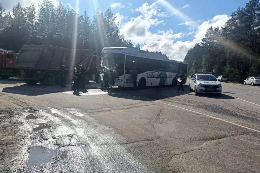 Под Петербургом автобус столкнулся с КамАЗом, пять человек пострадали