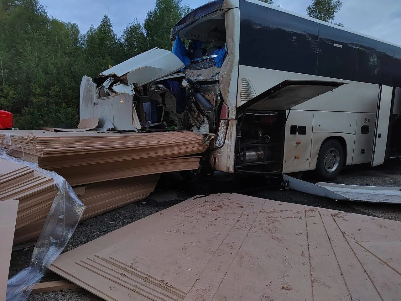 Водитель фуры спровоцировал смертельное ДТП с двумя автобусами и КамАЗом в Марий Эл