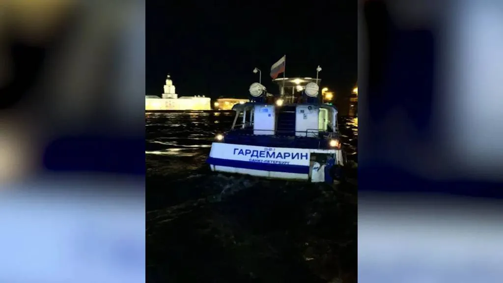 Появилось видео жёсткого столкновения трёх теплоходов на Неве в Петербурге