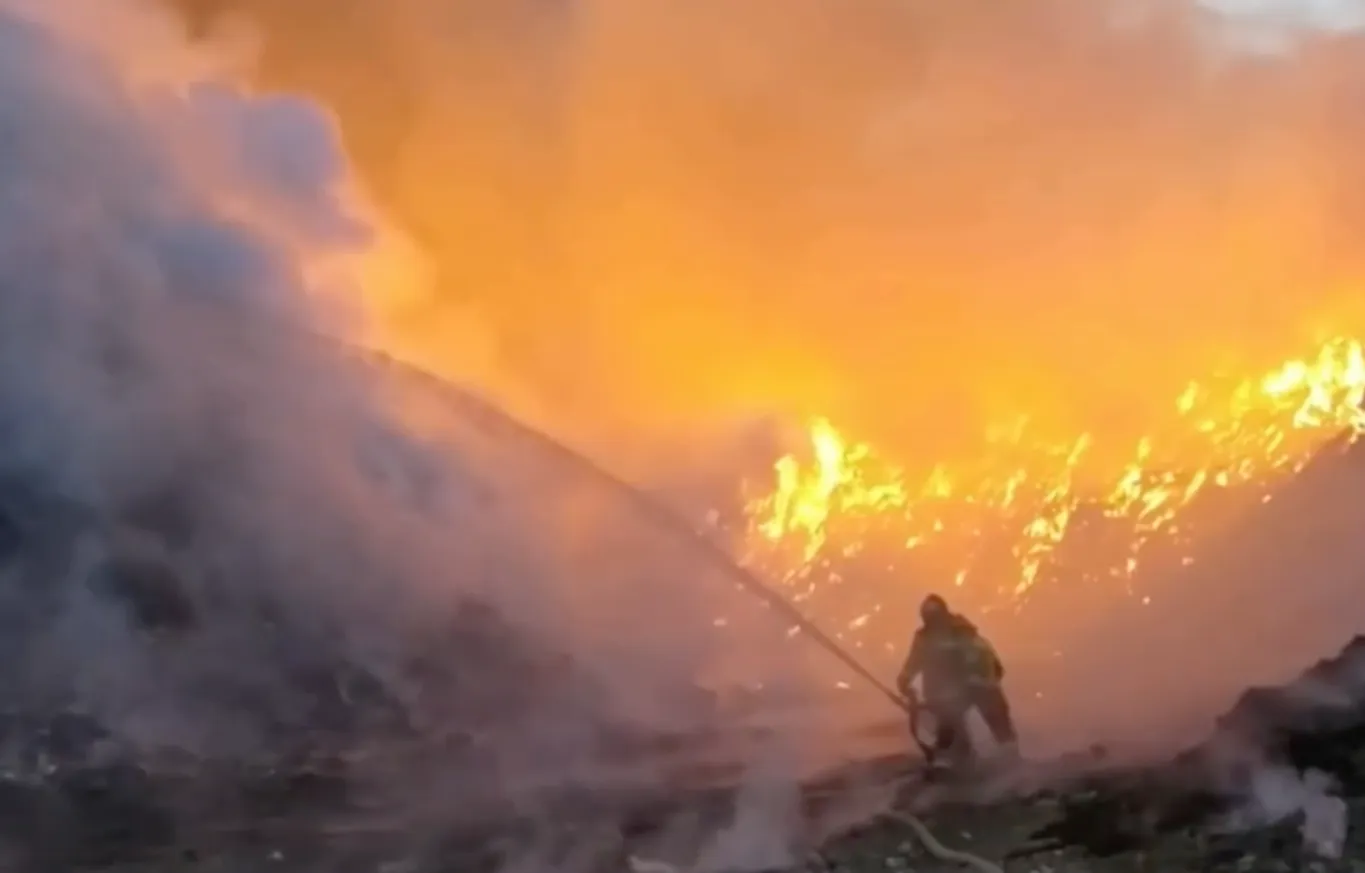 Появилось апокалиптичное видео пожара на свалке под Нижним Новгородом, его площадь выросла в разы