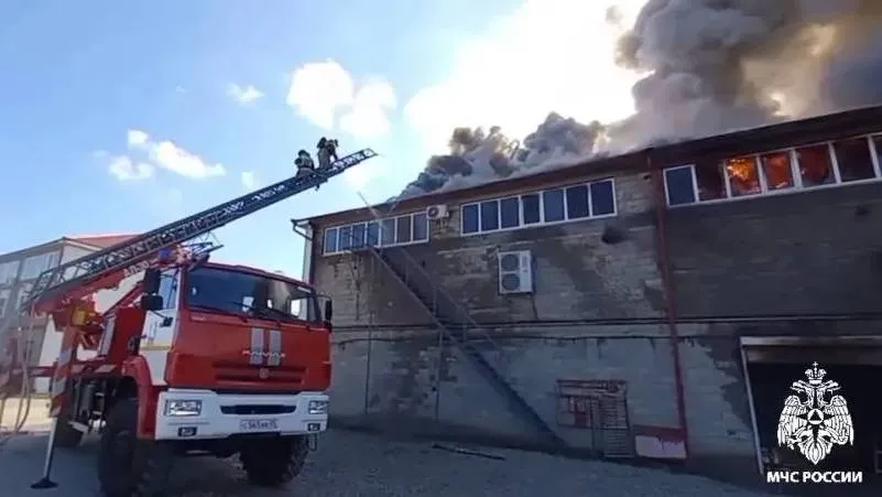 В Каспийске пожарным удалось потушить открытый огонь на торговой базе