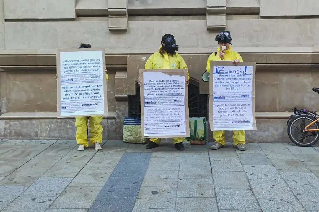 «Это не учения!»: В Барселоне прошла акция протеста против передачи оружия Киеву