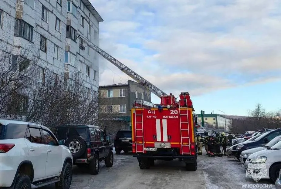 Мать и трое детей погибли при пожаре в многоквартирном доме Магадана