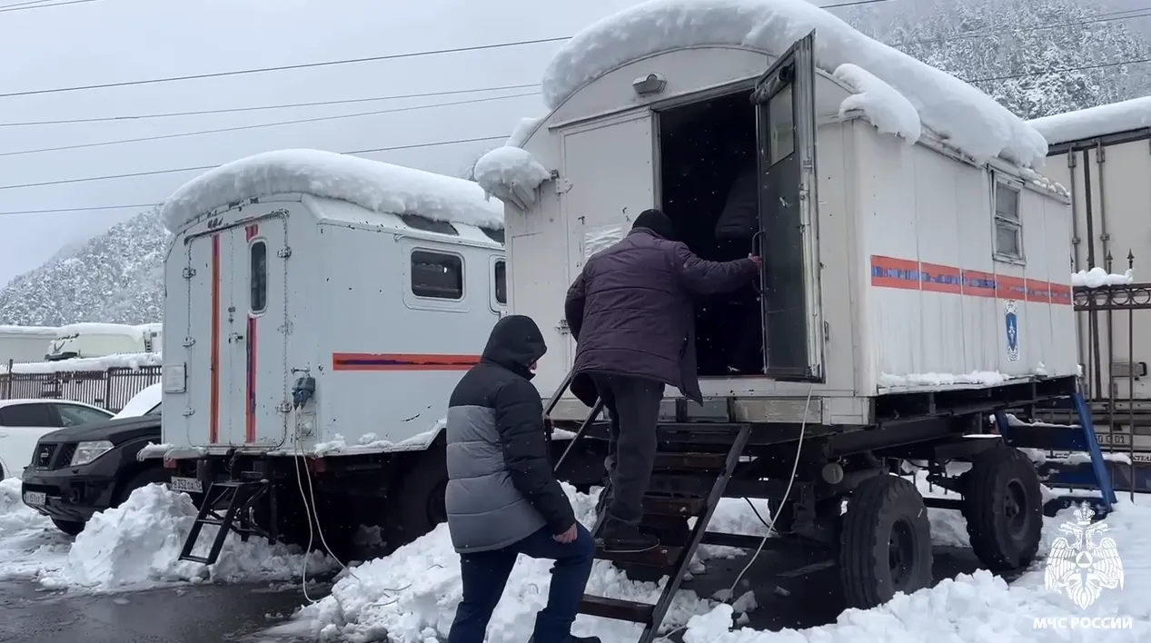 МЧС развернуло пункты обогрева у КПП «Верхний Ларс»