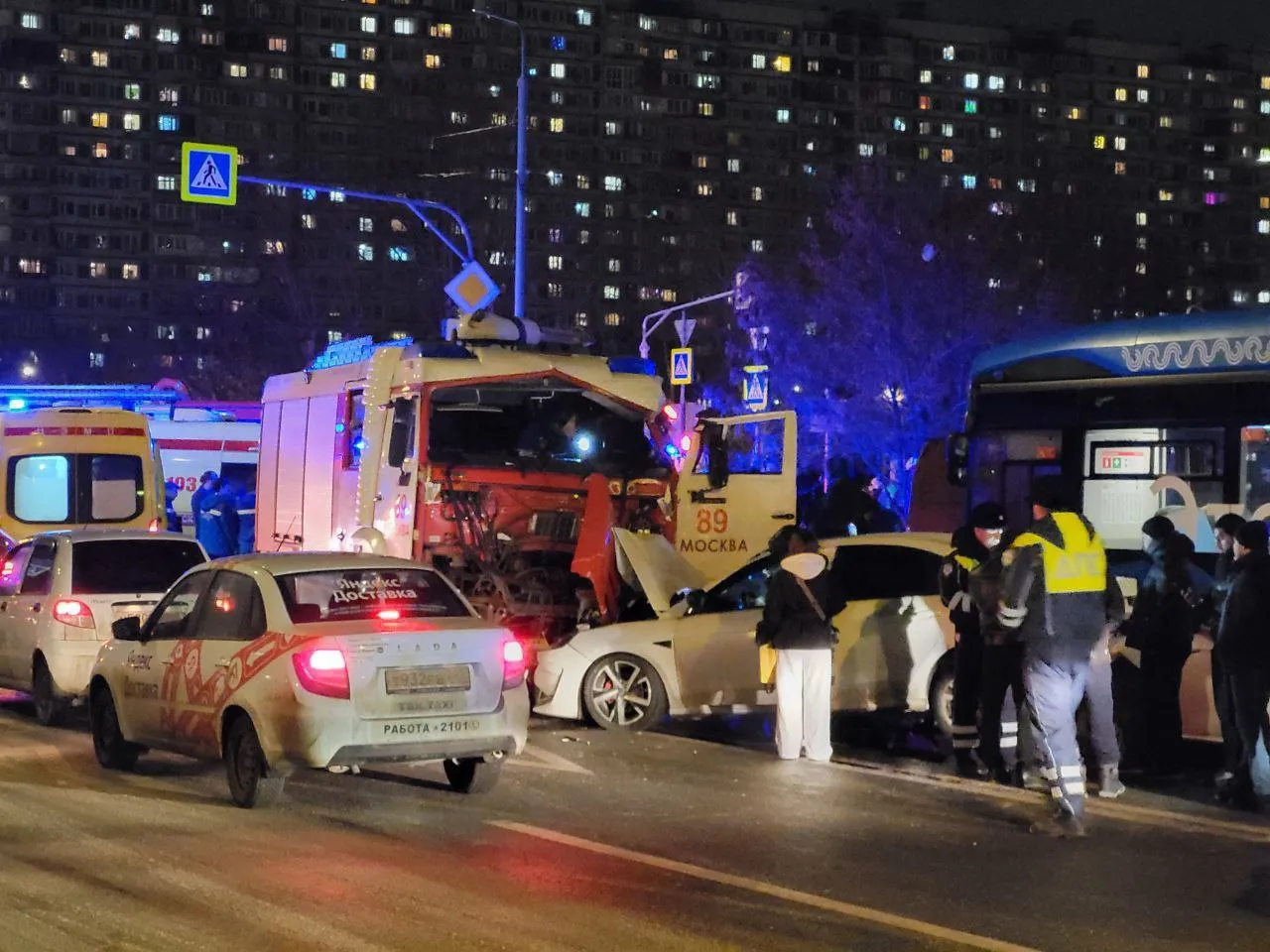 На юге Москвы произошло массовое ДТП с автобусом и КамАЗом, есть пострадавшие