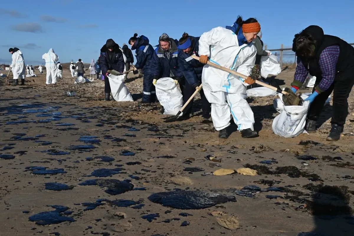 Разлив мазута сделал непригодной для купания морскую воду у берегов Кубани