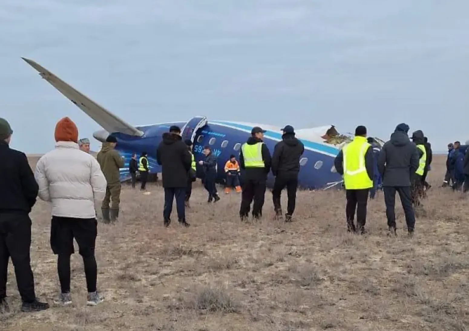 Тела десяти погибших разбросало по полю после падения самолёта в Актау