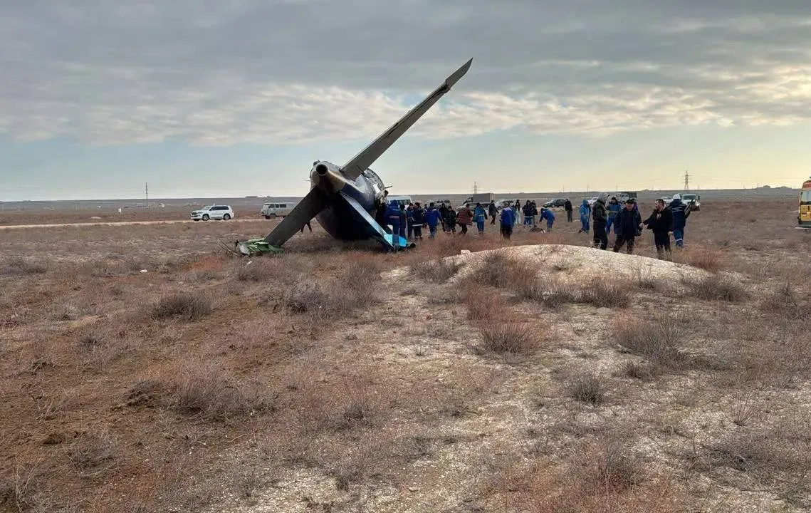 Мама! Появилось видео, как люди в крови выбираются из упавшего самолёта в Актау