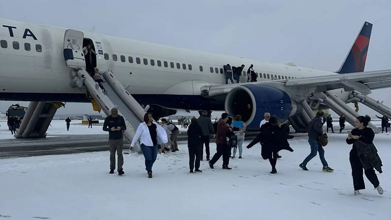 Более 200 пассажиров эвакуировали из взлетающего самолёта в аэропорту Атланты