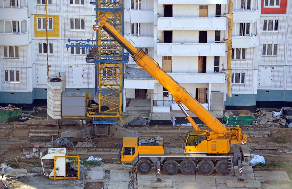 Крановщик умер прямо в кабине крана во время высотных работ в Москве