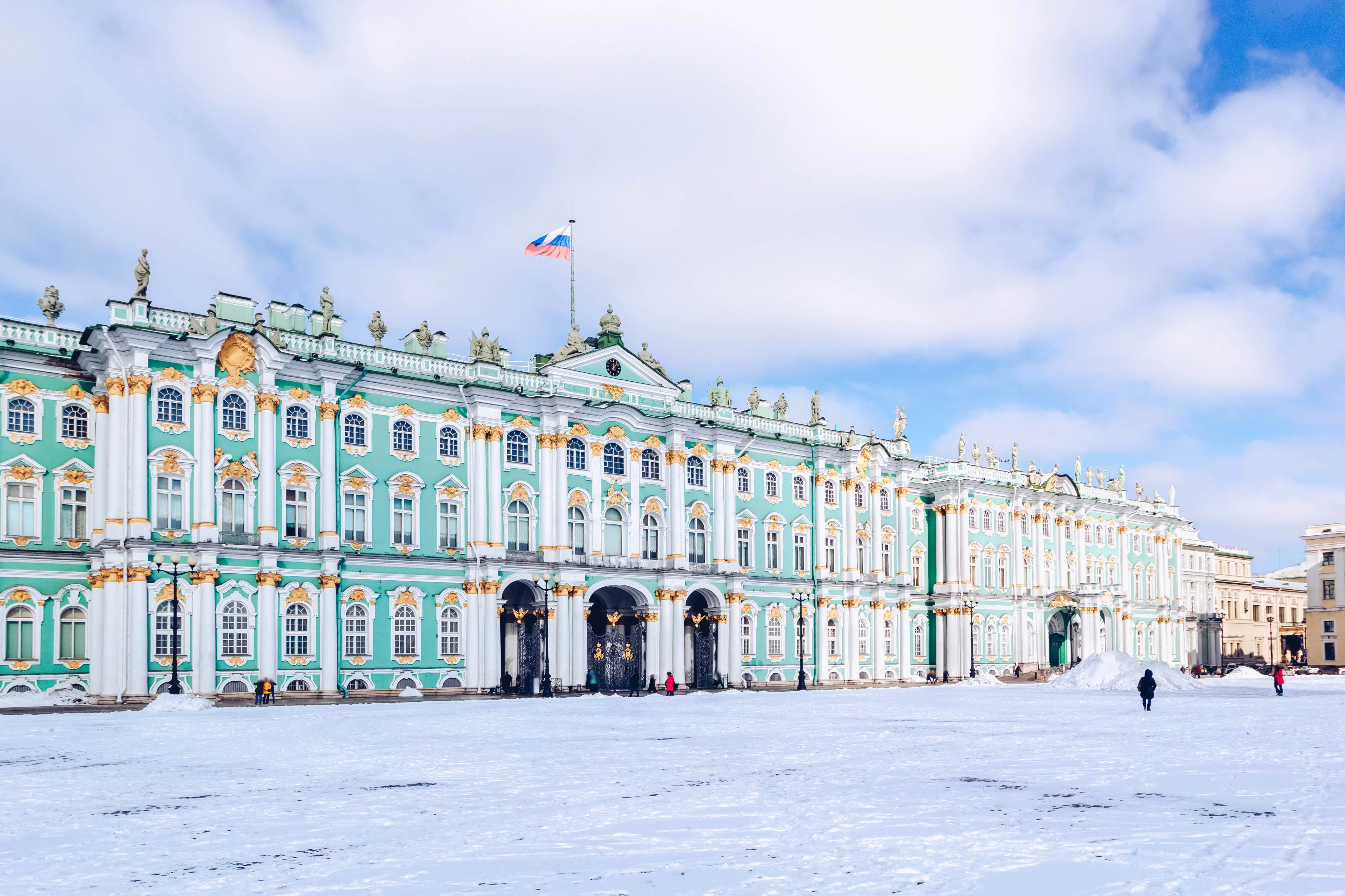 В Санкт-Петербурге эвакуируют посетителей Эрмитажа