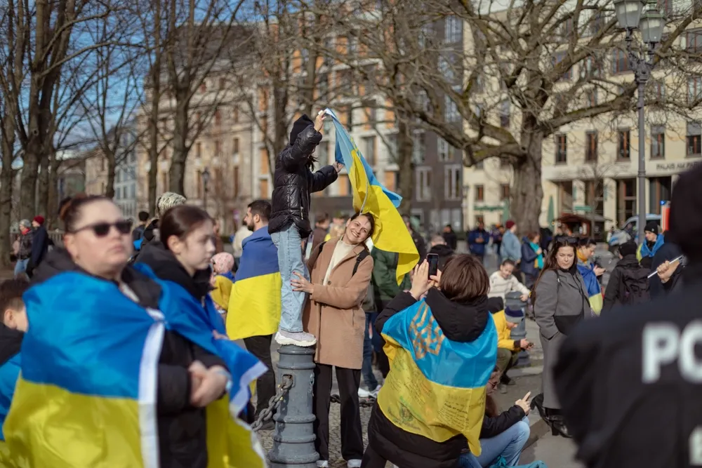 Уже более 70% украинцев выдали Зеленскому карт-бланш на мир с Россией