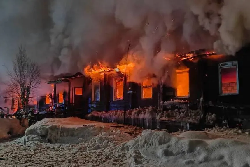 В Нягани потушили крупный пожар в многоквартирном жилом доме